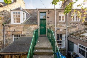 المنطقة المحيطة بالمنشأة