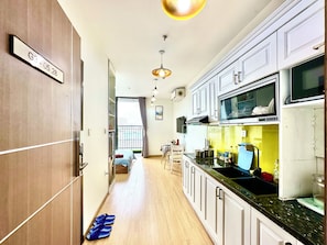 Kühlschrank, Mikrowelle, Ofen, Herdplatte