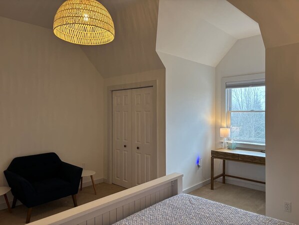 3 bedrooms, desk, WiFi, bed sheets
