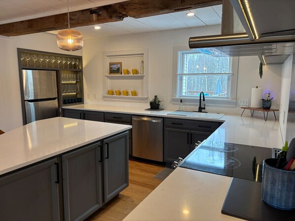 Fridge, oven, dishwasher, cookware/dishes/utensils