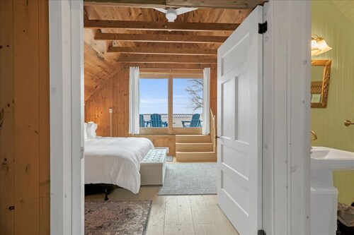 SunnySide Cottage with Pen Bay Views in Bayside
