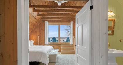 SunnySide Cottage with Pen Bay Views in Bayside
