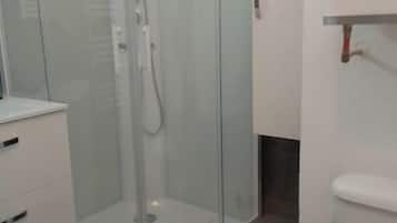 SĂšche-cheveux, serviettes fournies, savon, papier toilette