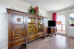 Interior - Apartment 'Eulennest' with Mountain View, Private Garden and Wi-Fi (Weitersborn)