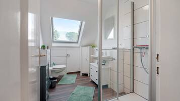 Dusche, Haartrockner, Handtücher