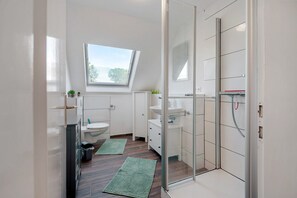 Douche, séchoir à cheveux, serviettes fournies