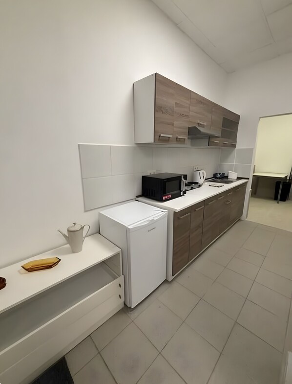 Fridge, microwave, stovetop, electric kettle