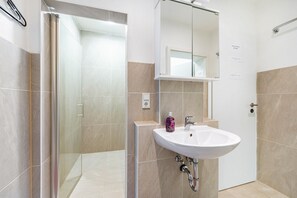 Shower, towels - Holiday Apartment “SaarGlück” with Mountain Views and Wi-Fi (Beckingen)