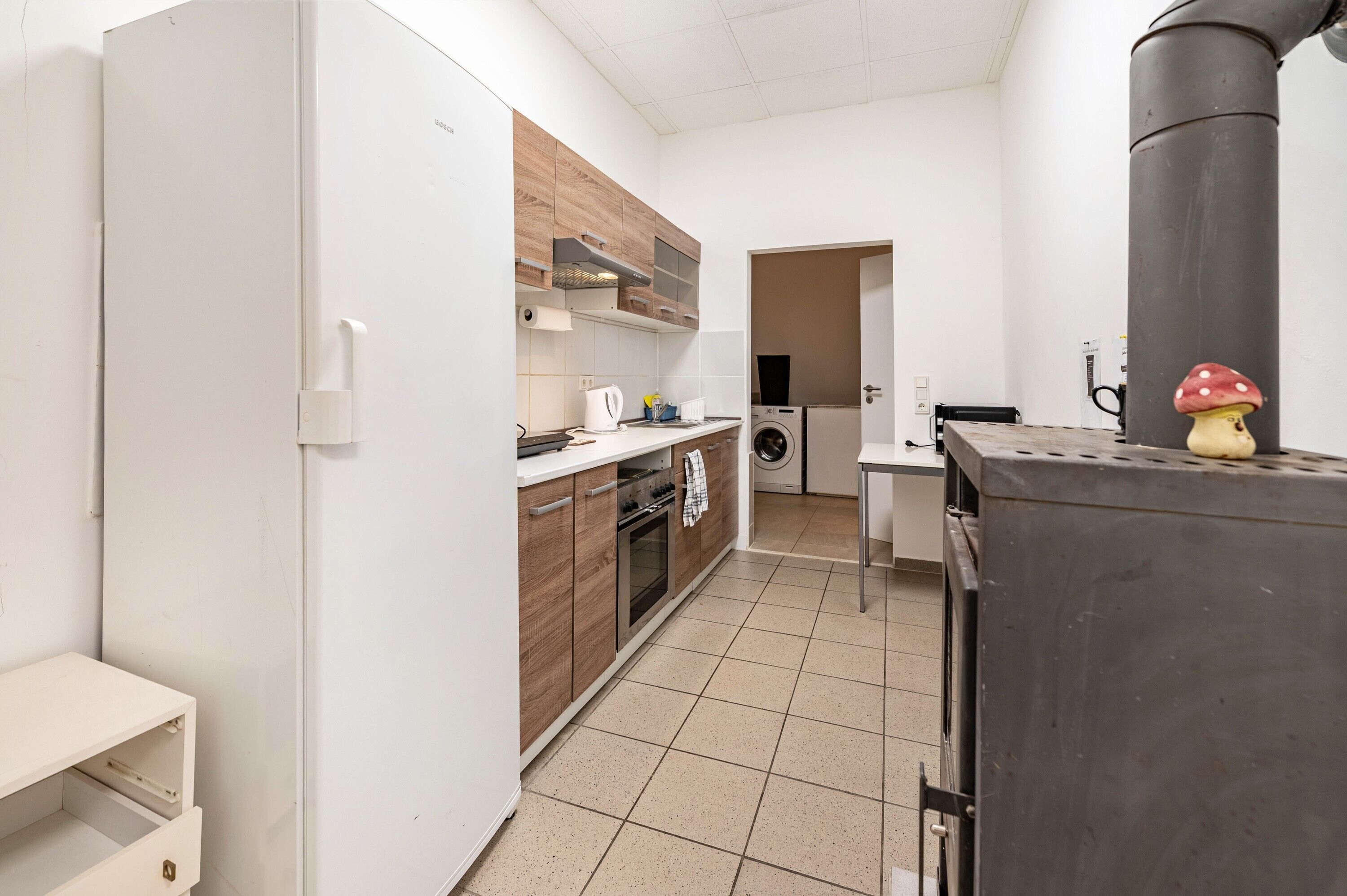 Kühlschrank, Mikrowelle, Herdplatte, Wasserkocher