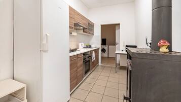 KĂŒhlschrank, Mikrowelle, Herdplatte, Wasserkocher