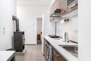 Geladeira, micro-ondas, cooktop, chaleira elétrica