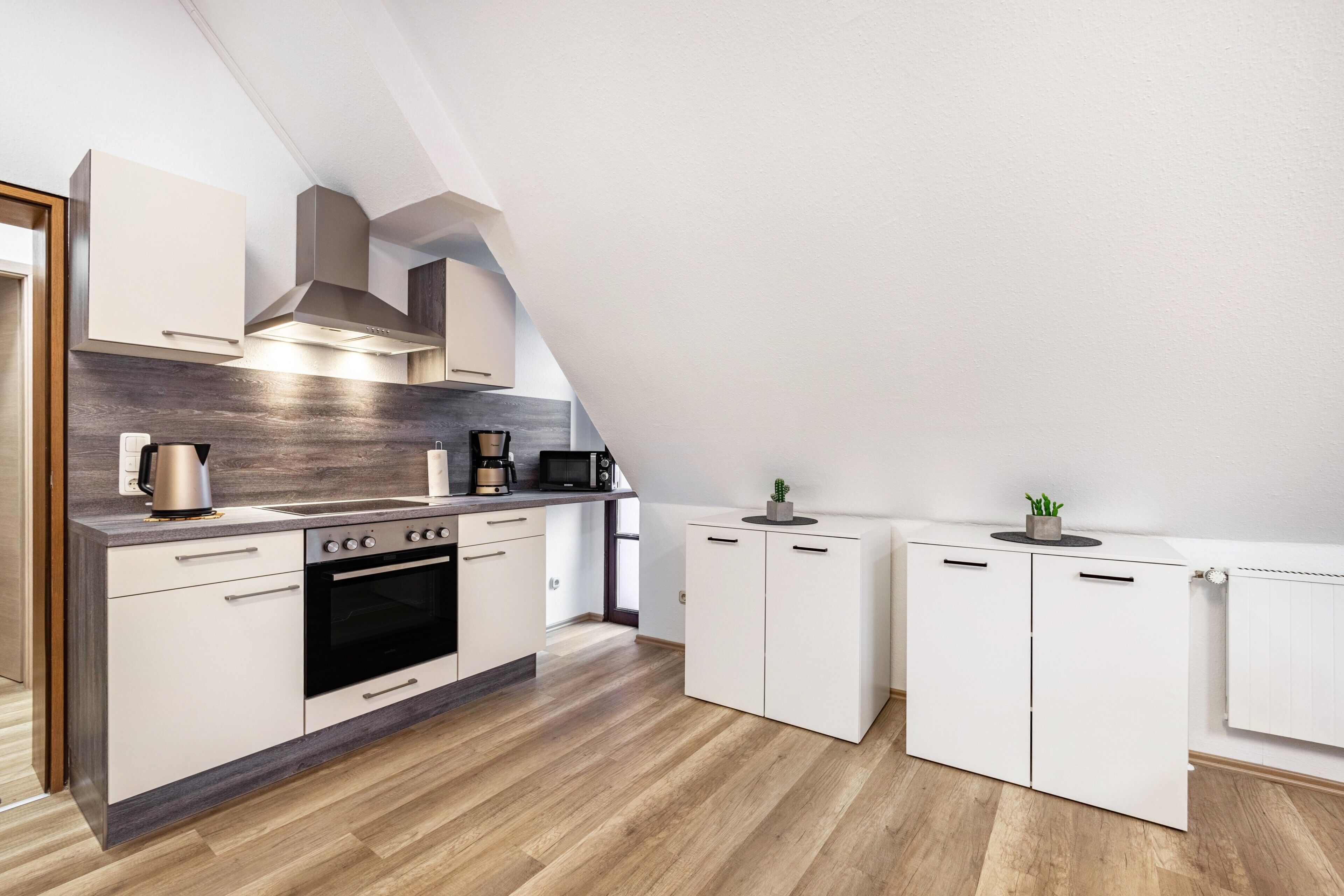 Frigorifero, microonde, forno, piano cottura