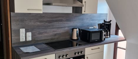 Réfrigérateur, four à micro-ondes, un four, surface de cuisson