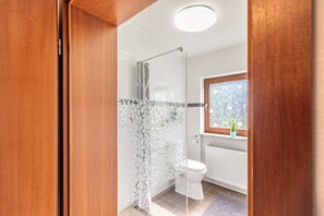 Shower, hair dryer, towels - Holiday Apartment Wanderbar on the Rhine with Private Terrace, Private Garden and Wi-Fi (Kamp-Bornhofen)