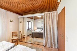 1 bedroom, iron/ironing board, free WiFi, bed sheets - Holiday Apartment Wanderbar on the Rhine with Private Terrace, Private Garden and Wi-Fi (Kamp-Bornhofen)