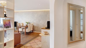Een modern interieur met een eethoek, een keukenbar en een grote spiegel.