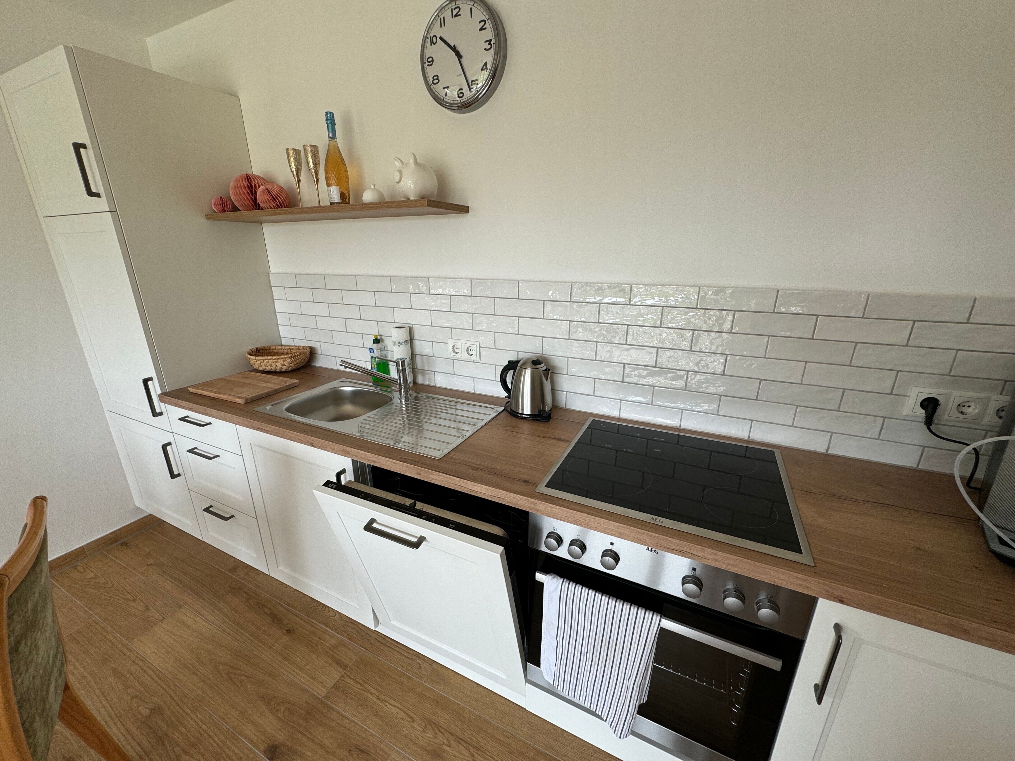 Een koelkast, een magnetron, een oven, een kookplaat