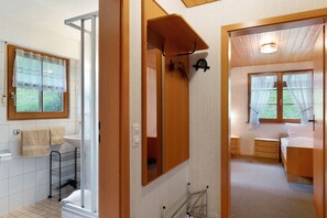 Een douche, een haardroger, handdoeken