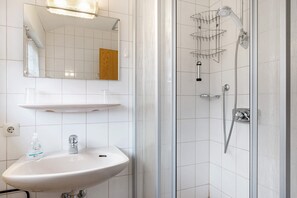 Een douche, een haardroger, handdoeken