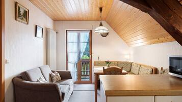 Televisie, een tafeltennistafel en een stereo