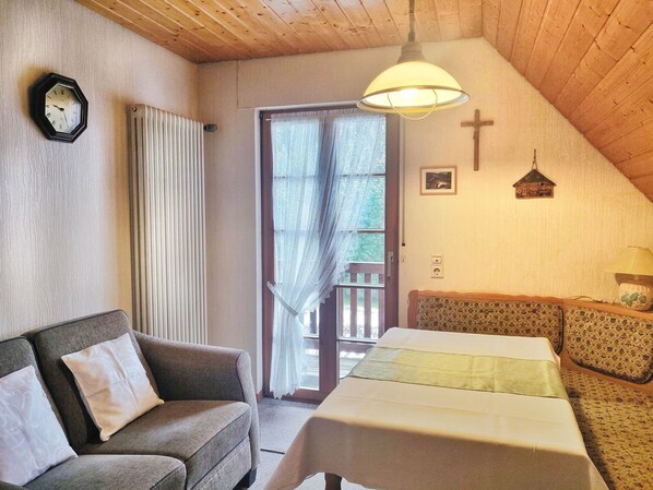 Televisio, pöytätennispöytä, stereot