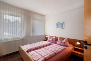 1 bedroom, iron/ironing board, free WiFi, bed sheets - Holiday Apartment '3' with Wi-Fi (Endingen)