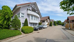 A residential street with houses, parked cars, and well-maintained greenery. - Apartment '2' with Private Terrace and Wi-Fi in Endingen (Endingen)