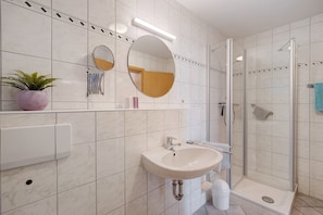 Ducha, secador de pelo y toallas
