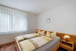 1 slaapkamer, een strijkplank/strijkijzer, gratis wifi, beddengoed