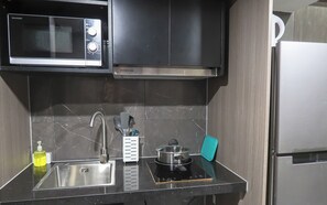 Réfrigérateur, micro-ondes, plaque de cuisson, bouilloire électrique
