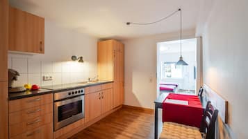 Refrigerador, placa de cocina, utensilios de cocina