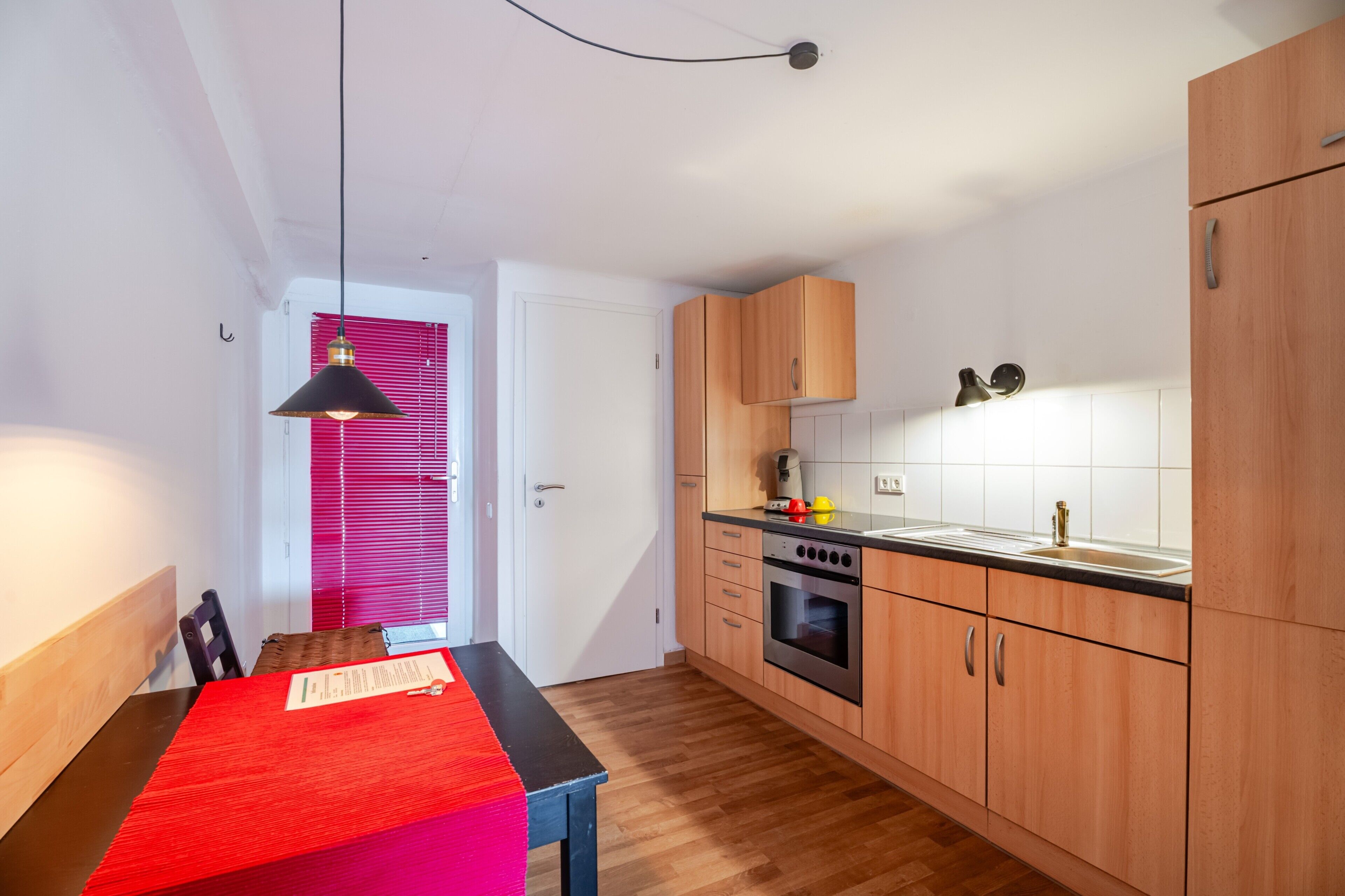Kühlschrank, Herdplatte, Kochgeschirr/Geschirr/Besteck