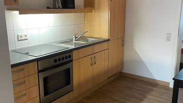 Kühlschrank, Herdplatte, Kochgeschirr/Geschirr/Besteck
