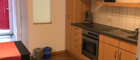 Kühlschrank, Mikrowelle, Herdplatte, Wasserkocher