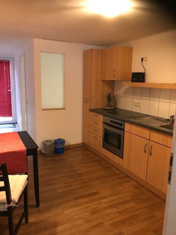 Kühlschrank, Mikrowelle, Herdplatte, Wasserkocher
