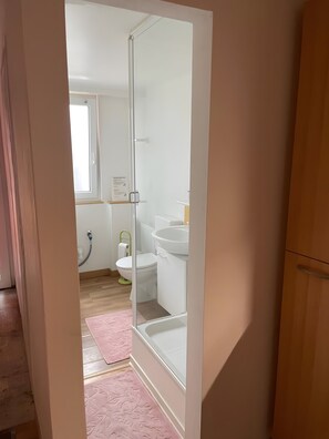 Shower, towels - Apartment 'B' with Wi-Fi (Bühl)