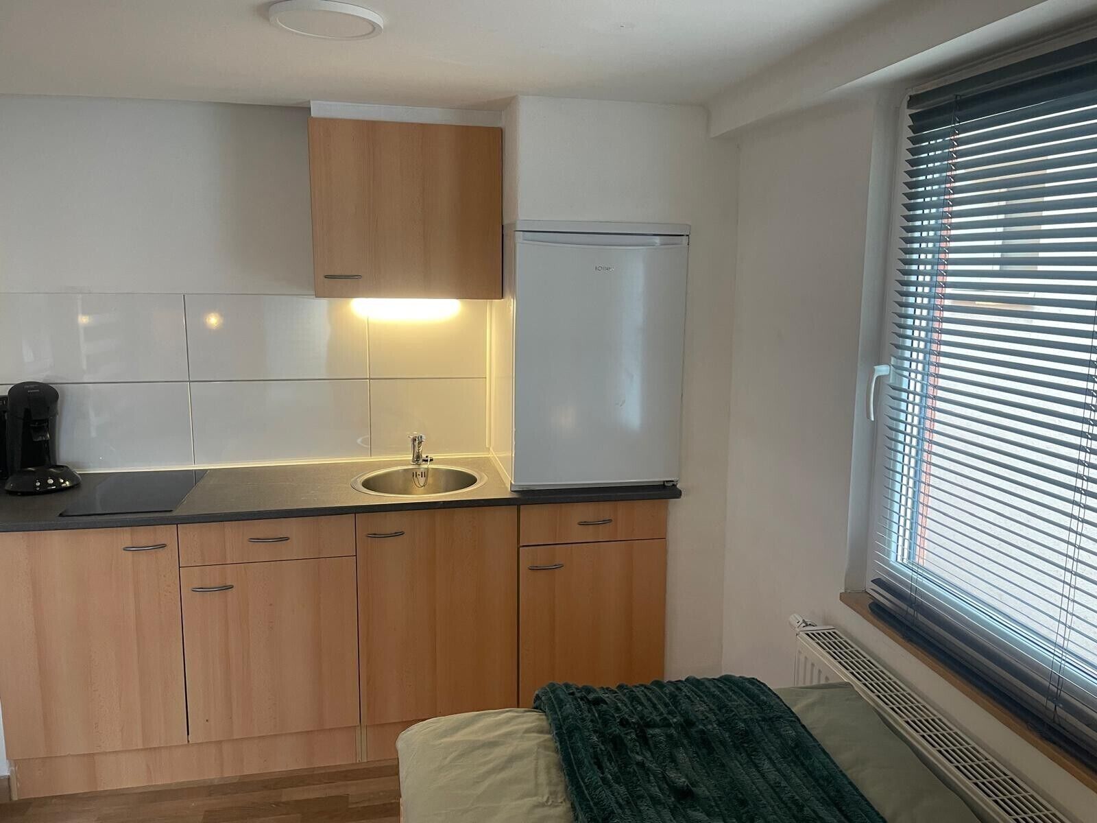 Kühlschrank, Herdplatte, Kochgeschirr/Geschirr/Besteck