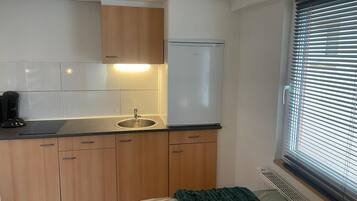 Kühlschrank, Herdplatte, Kochgeschirr/Geschirr/Besteck