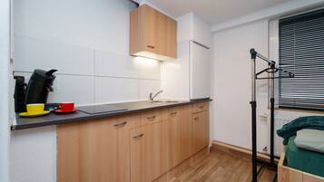 Kühlschrank, Herdplatte, Kochgeschirr/Geschirr/Besteck