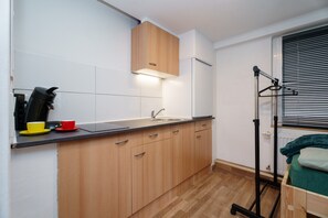 Kühlschrank, Herdplatte, Kochgeschirr/Geschirr/Besteck