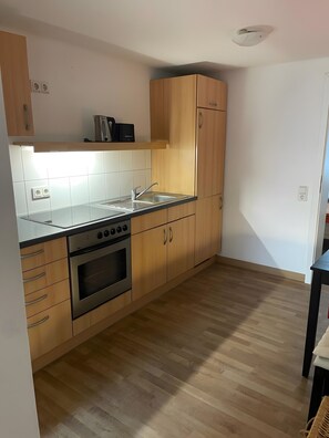 Réfrigérateur, surface de cuisson, vaisselle et ustensiles