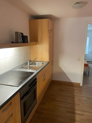 Réfrigérateur, surface de cuisson, vaisselle et ustensiles