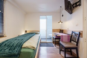 1 bedroom, free WiFi, bed sheets