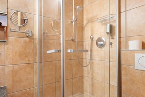Shower, hair dryer, towels - Room 'Doppelzimmer 1' with Mountain View, Balcony and Wi-Fi (Bernau im Schwarzwald)