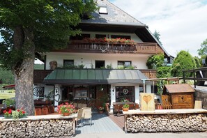 Exterior - Room 'Doppelzimmer 3' with Mountain View, Balcony and Wi-Fi (Bernau im Schwarzwald)