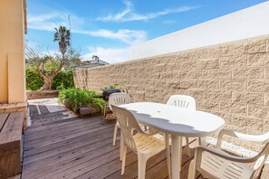 屋外ダイニングエリア