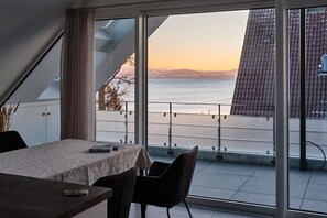 Dining - Apartment 'Ferienwohnung Munzert - Bodensee' with Lake View, Balcony and Wi-Fi (Langenargen)