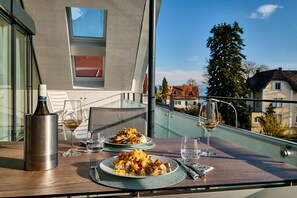 Outdoor dining - Apartment 'Ferienwohnung Munzert - Bodensee' with Lake View, Balcony and Wi-Fi (Langenargen)