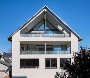 Exterior - Apartment 'Ferienwohnung Munzert - Bodensee' with Lake View, Balcony and Wi-Fi (Langenargen)