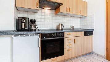 Een koelkast, een microgolfoven, een oven, een kookplaat